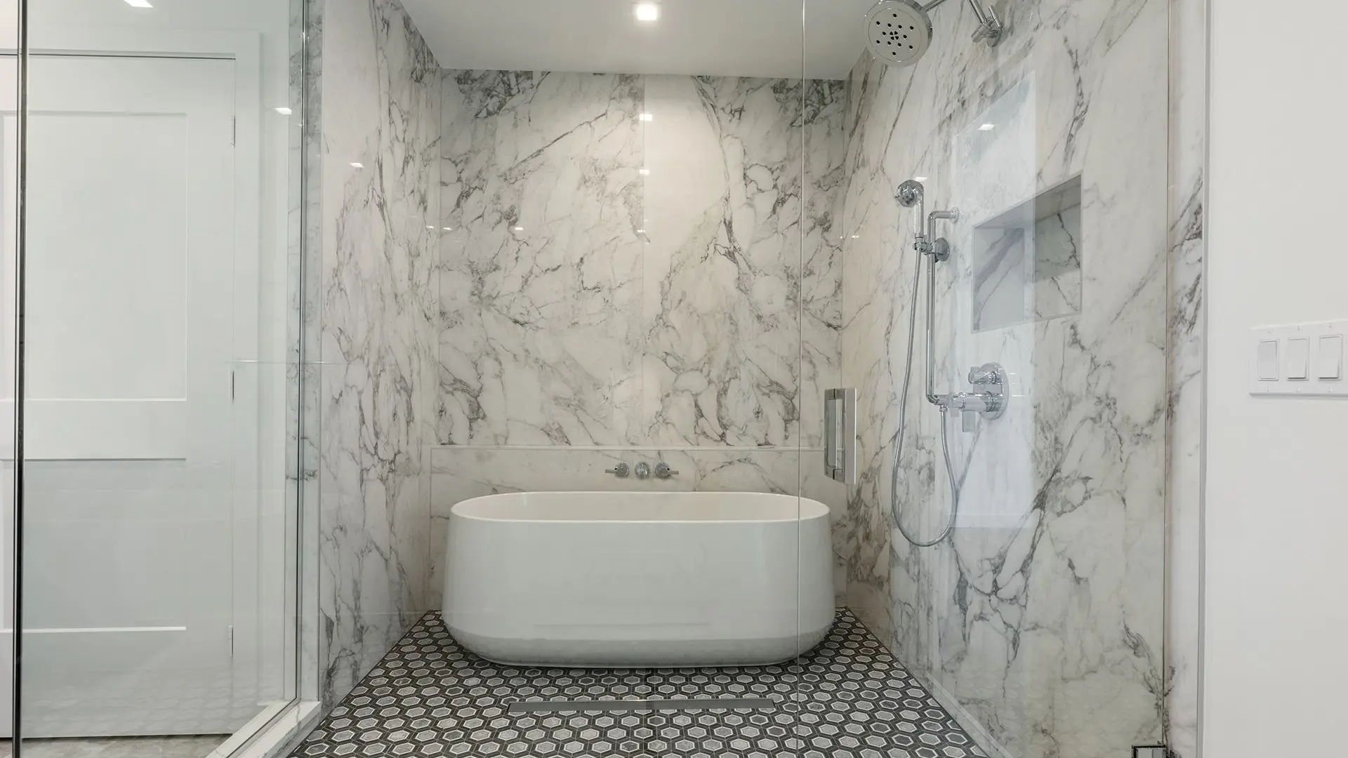 Gallery of Penthouse Apartments With Soaking Tubs For Relaxation & Key ...